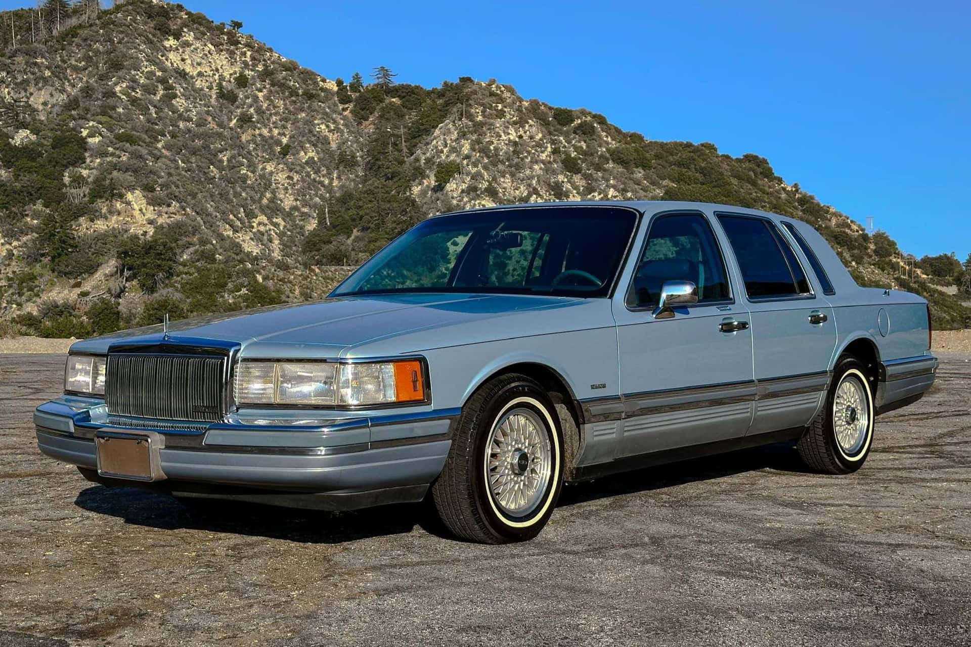 1990 Lincoln Town Car sold for $7,301