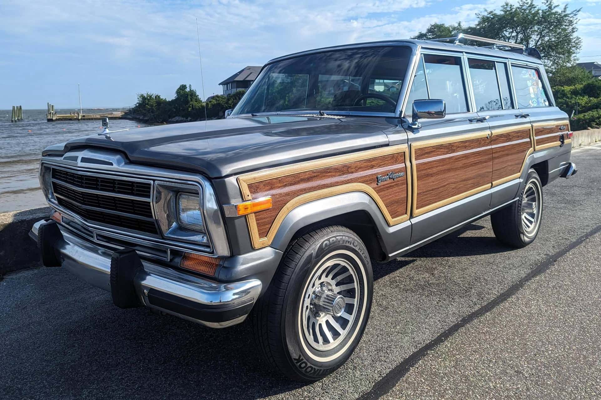1990 Jeep Grand Wagoneer sold for $25,500