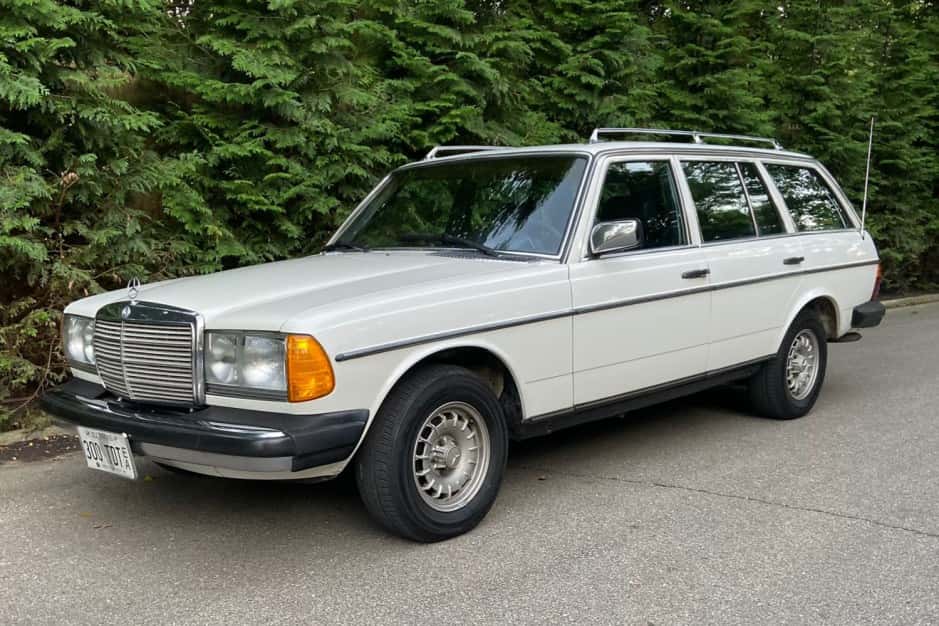 1982 Mercedes-Benz W123 sold for $10,500