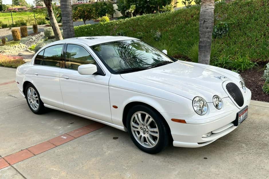 2002 Jaguar S-Type (1999-2007) sold for $9,000