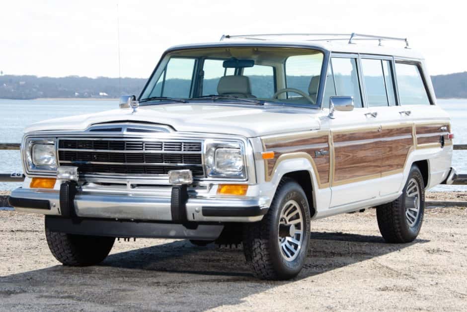 1989 Jeep SJ Grand Wagoneer sold for $33,250