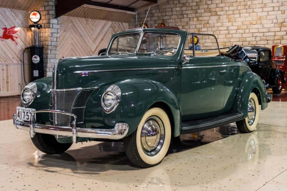 1940 Ford Standard, Deluxe, & Super Deluxe sold for $39,000