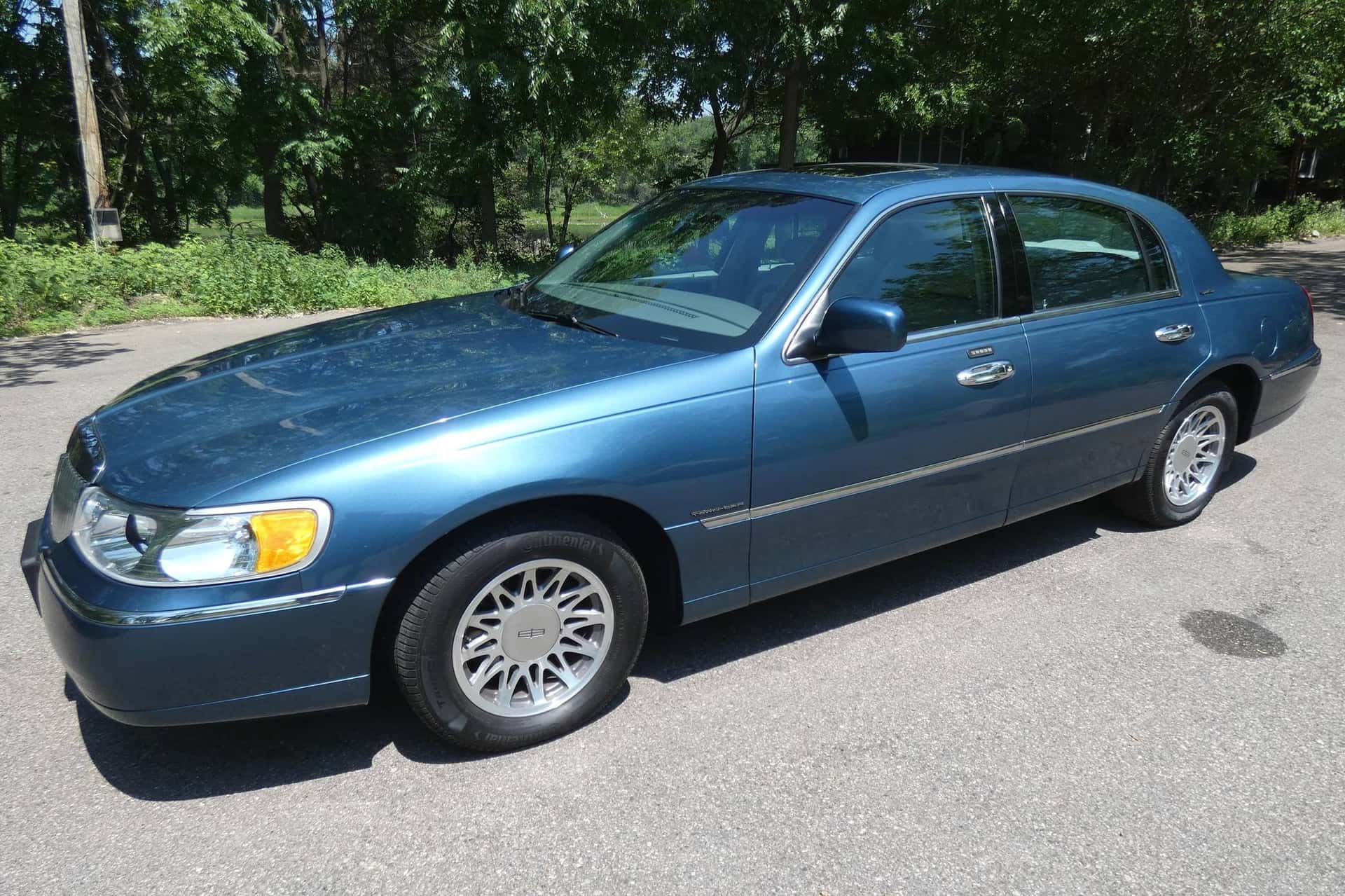 2002 Lincoln Town Car sold for $8,800