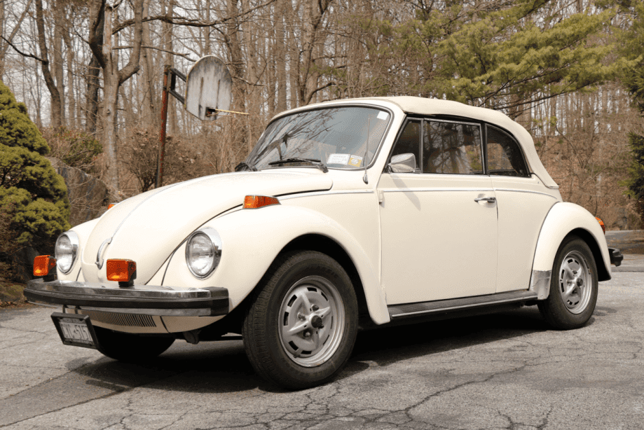 1976 Volkswagen Super Beetle sold for $13,800