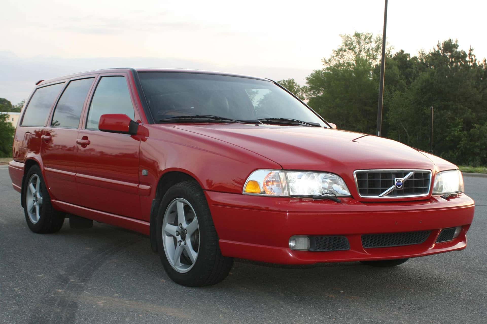 1999 Volvo V70 sold for $9,900