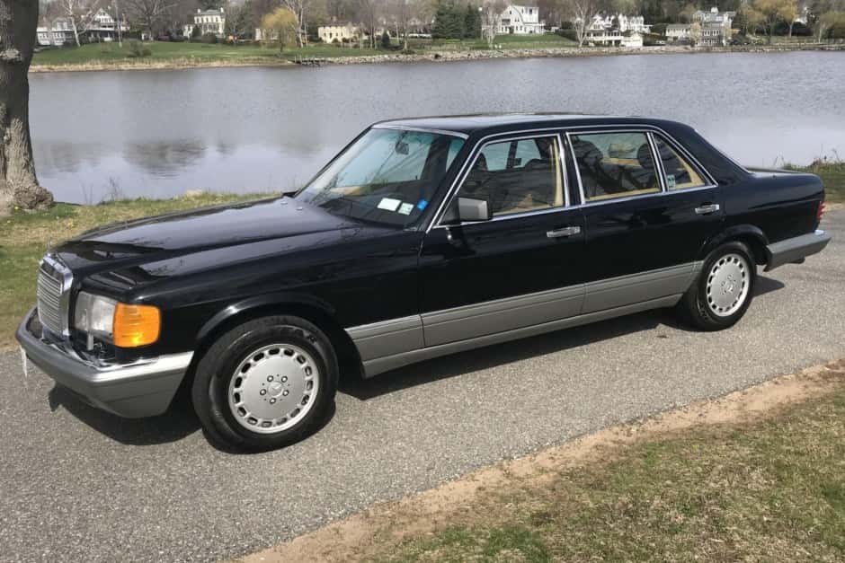 1986 Mercedes-Benz W126 S-Class sold for $16,560