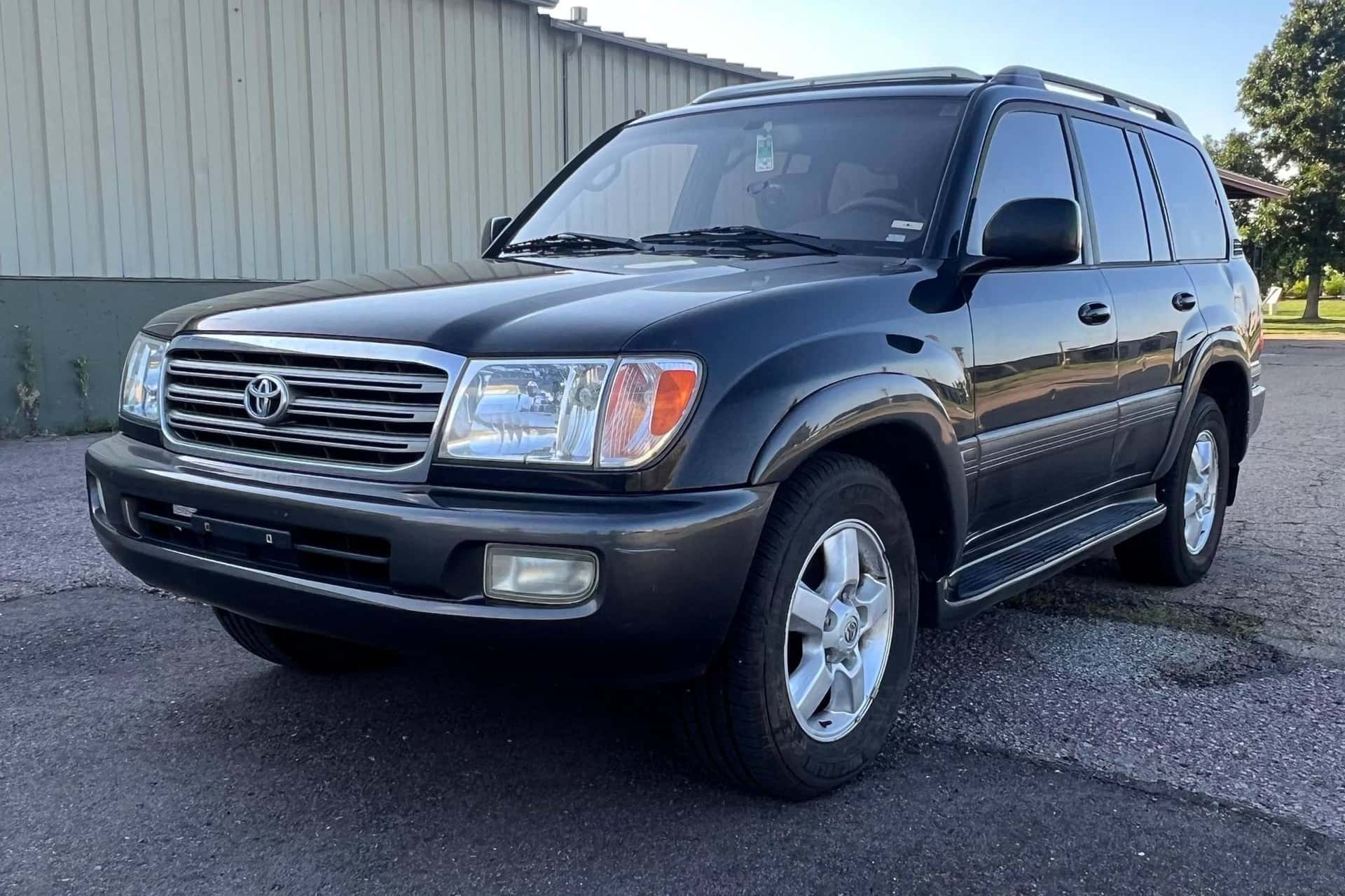 2003 Toyota Land Cruiser sold for $11,200