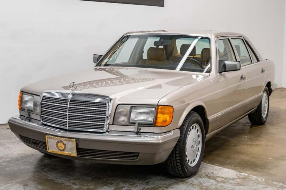 1990 Mercedes-Benz W126 S-Class sold for $11,625