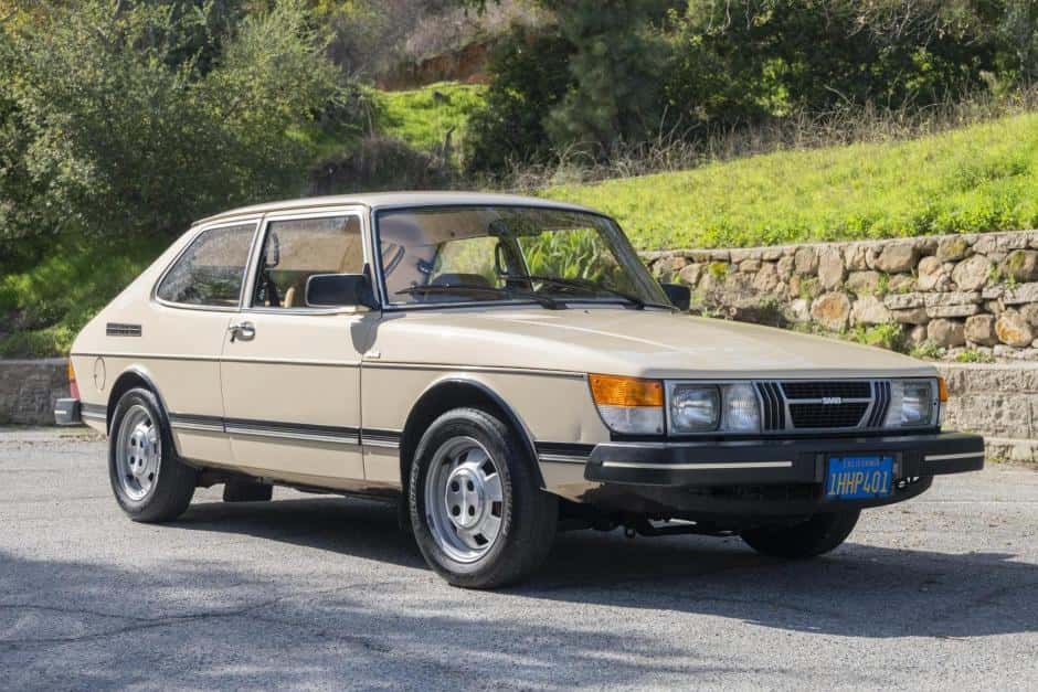 1983 Saab 900 sold for $11,550