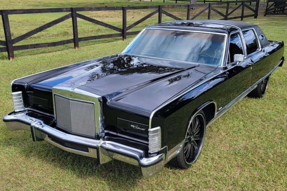 1977 Lincoln Town Car sold for $5,800