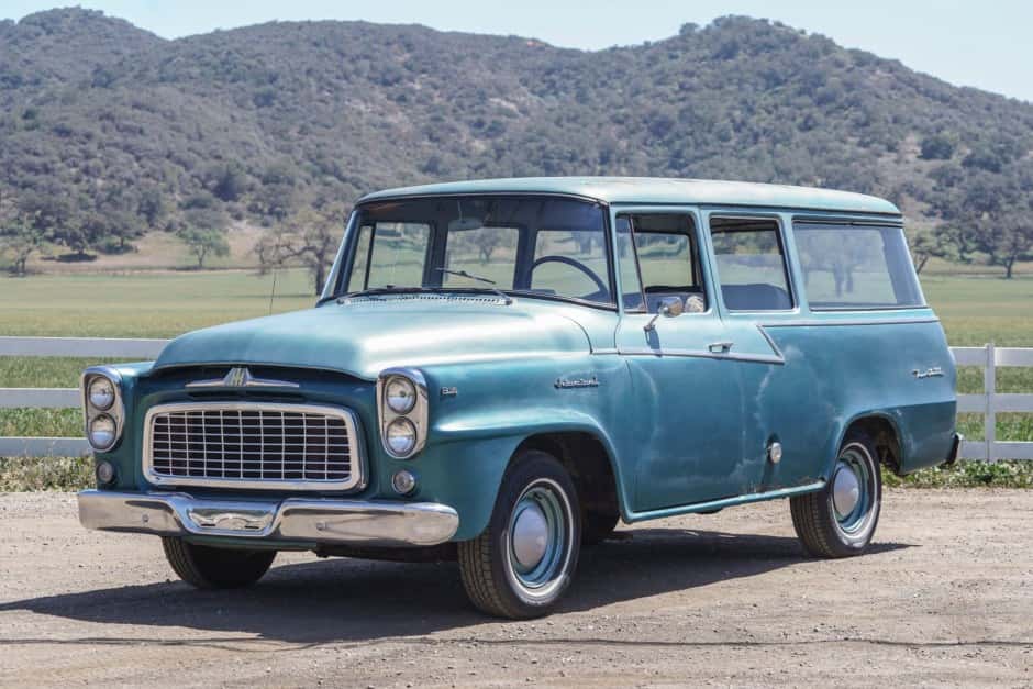 1960 International Harvester Travelall sold for $6,850