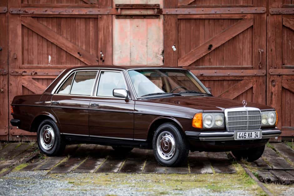 1981 Mercedes-Benz W123 sold for $17,750