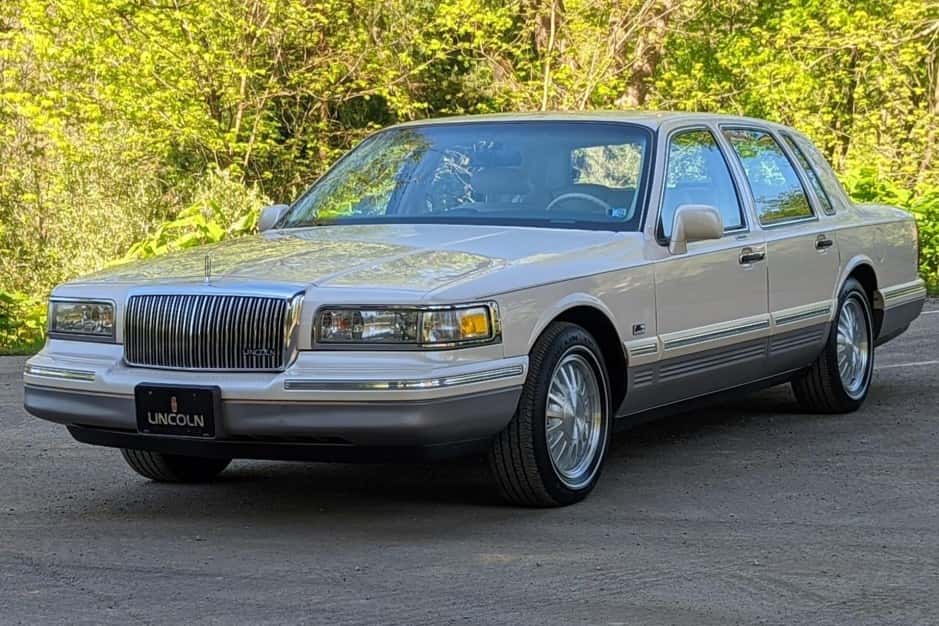 1995 Lincoln Town Car sold for $15,750
