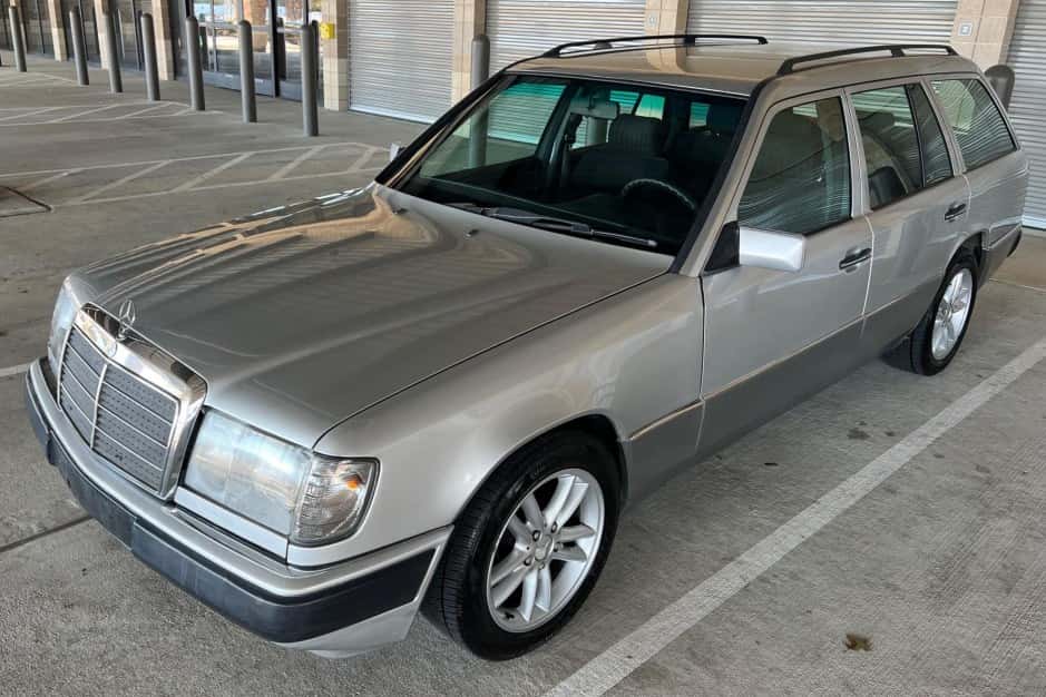 1993 Mercedes-Benz W124 E-Class sold for $11,450