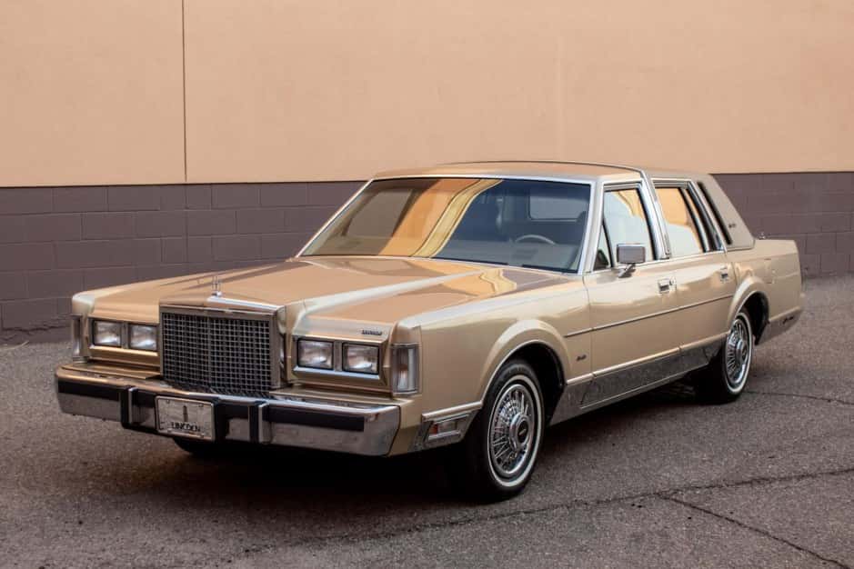 1986 Lincoln Town Car sold for $12,750