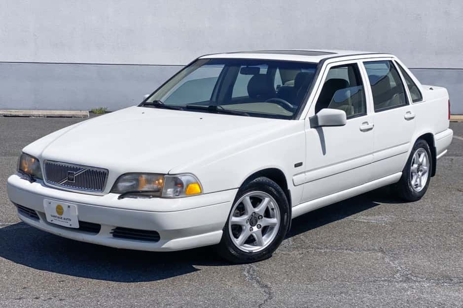 1998 Volvo  sold for $7,500