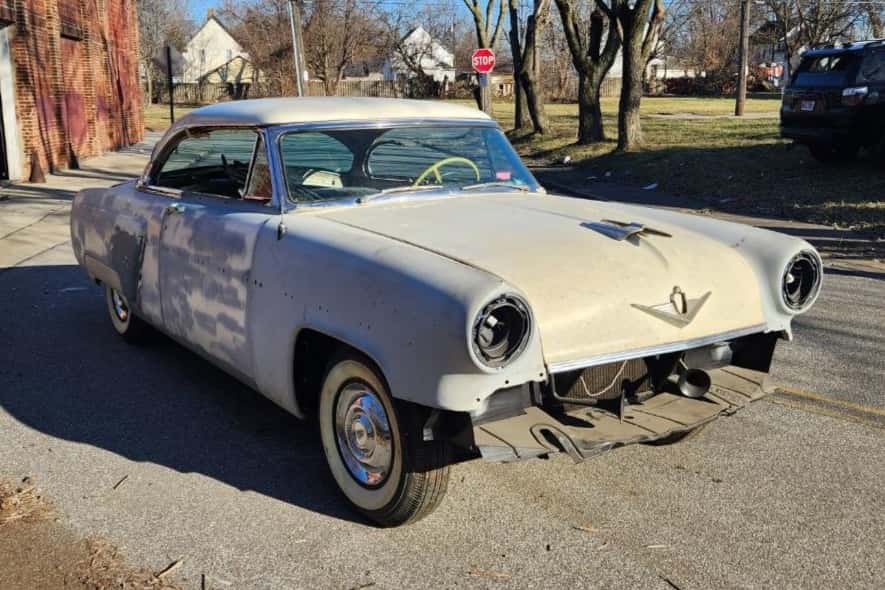 1954 Lincoln Capri sold for $1,750