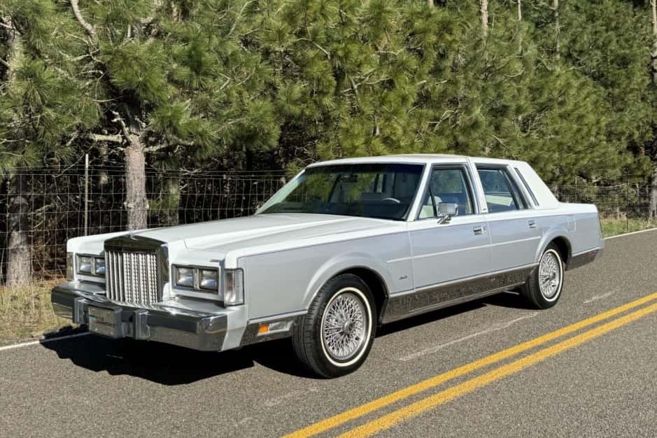 1985 Lincoln Town Car sold for $7,200