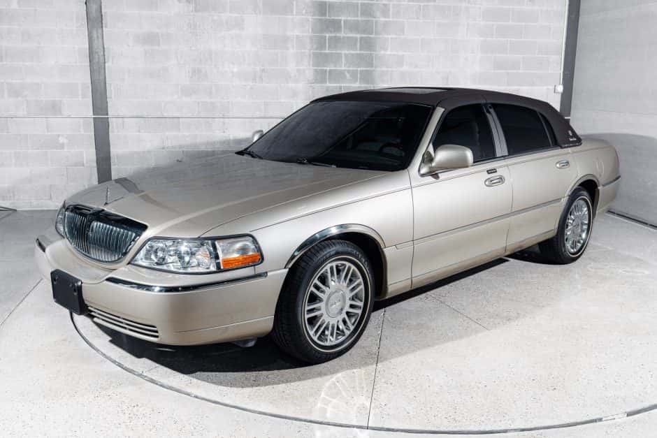 2007 Lincoln Town Car sold for $21,000