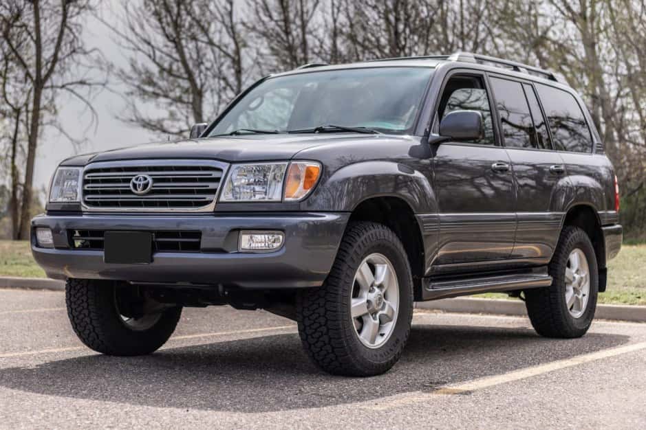 2004 Toyota Land Cruiser 100-Series sold for $25,250