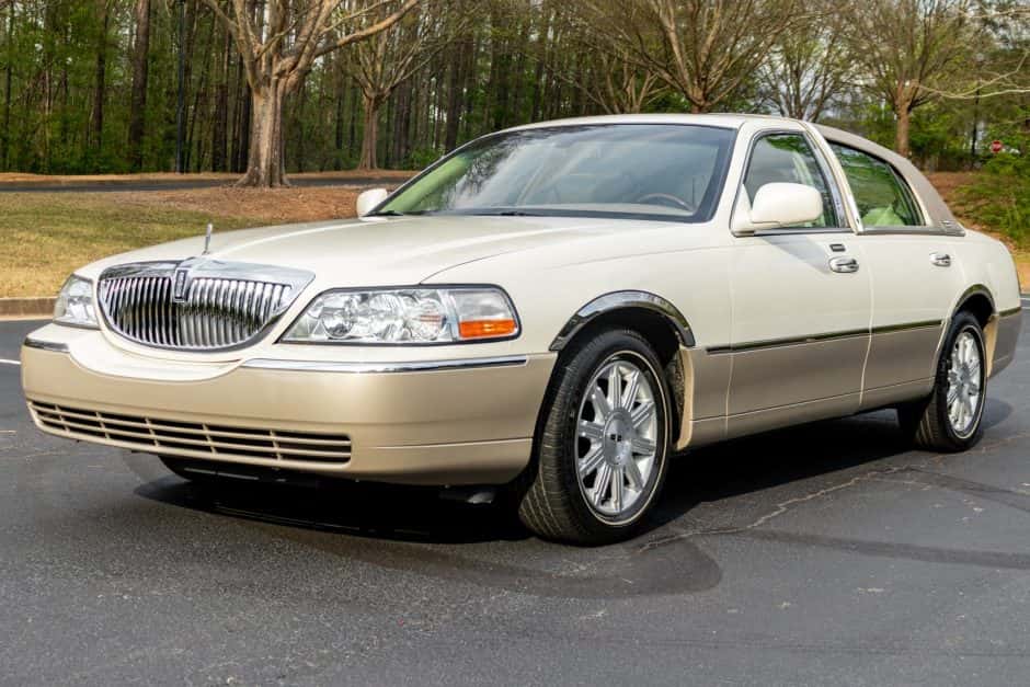 2007 Lincoln Town Car sold for $13,750