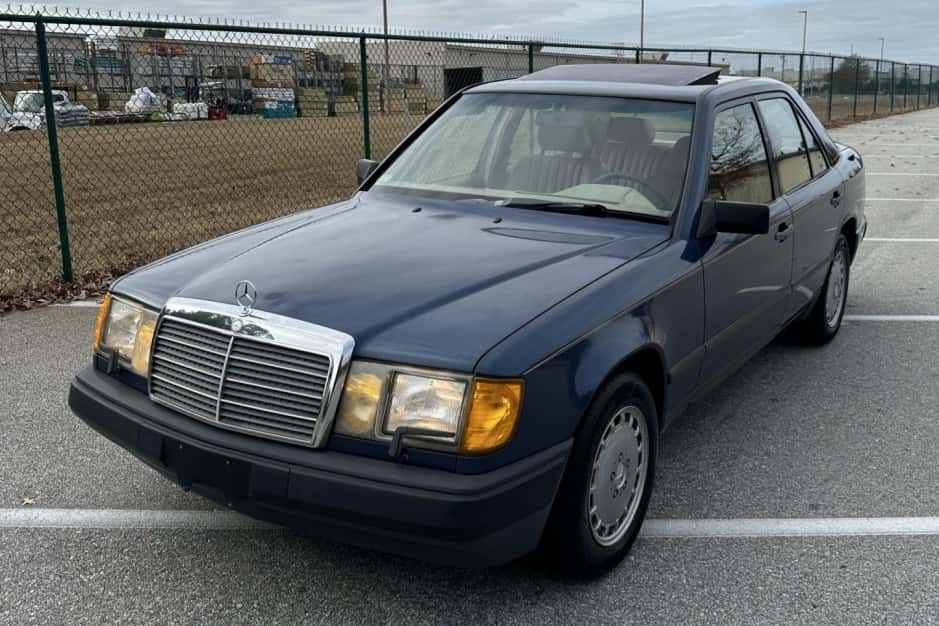 1986 Mercedes-Benz W124 E-Class sold for $6,100