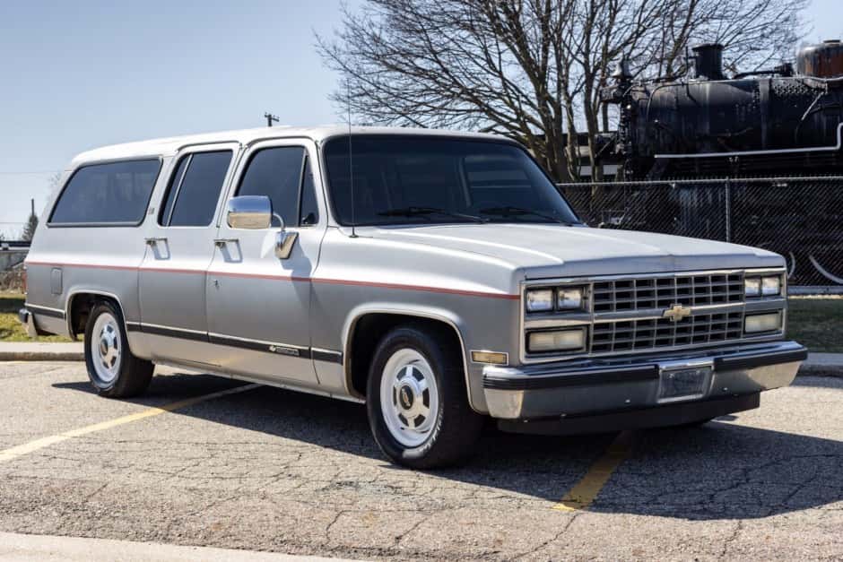1990 Chevrolet Suburban (1973-1991) sold for $11,500