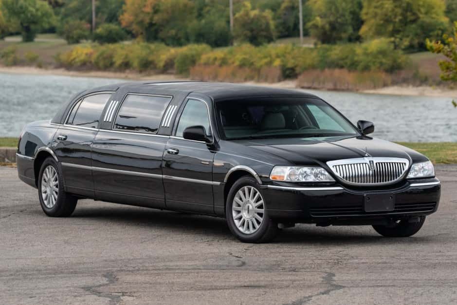 2003 Lincoln Town Car sold for $11,500