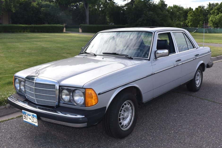 1980 Mercedes-Benz W123 sold for $8,600