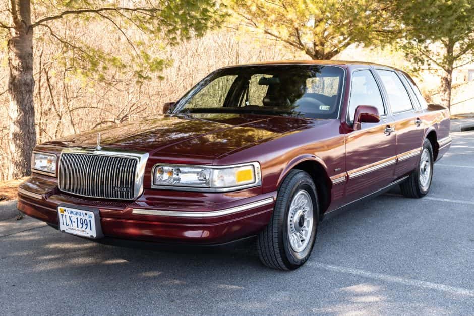 1996 Lincoln Town Car sold for $7,200