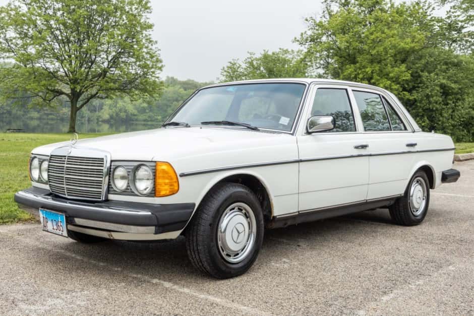 1978 Mercedes-Benz W123 sold for $7,300