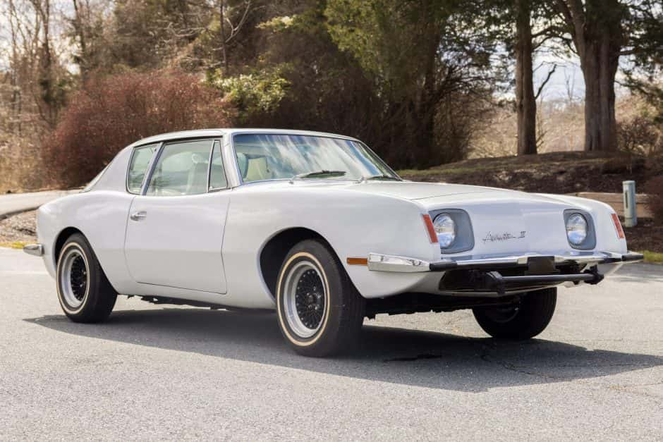 1976 Studebaker Avanti sold for $9,125