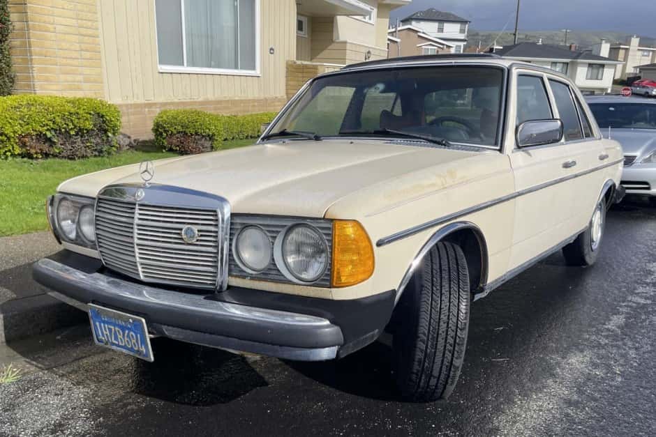 1977 Mercedes-Benz W123 sold for $3,000