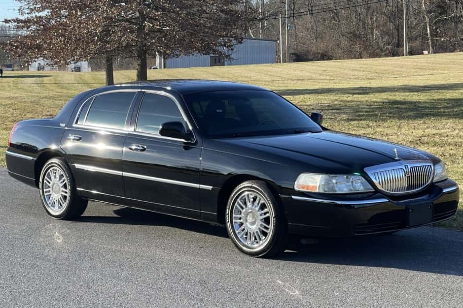 2009 Lincoln Town Car sold for $18,250