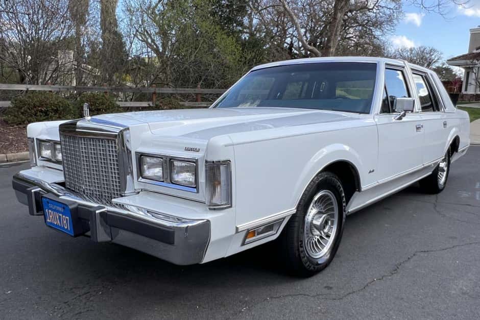 1986 Lincoln Town Car sold for $8,000