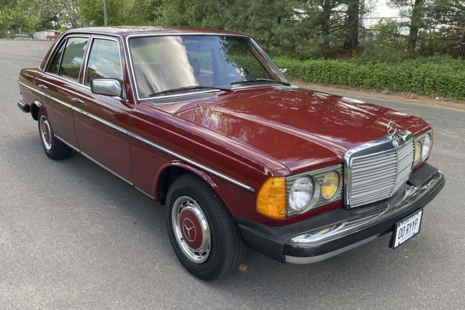 1978 Mercedes-Benz W123 sold for $8,050