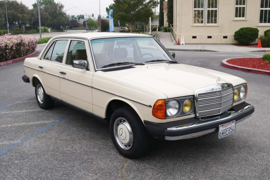 1981 Mercedes-Benz W123 sold for $18,500