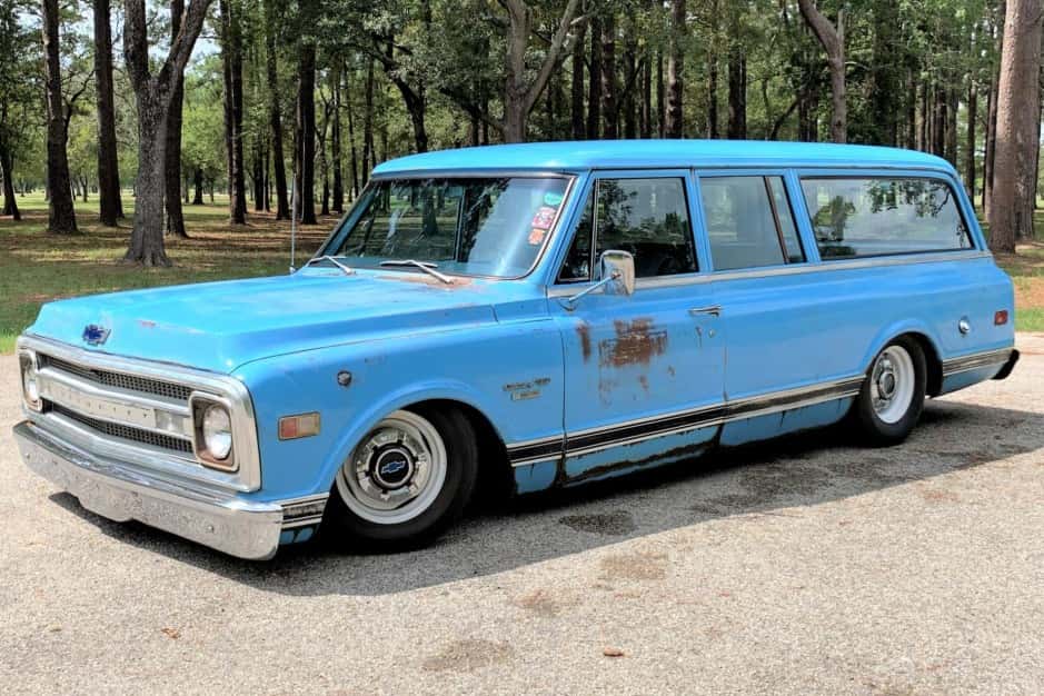 1969 Chevrolet Suburban (1967-1972) sold for $30,500