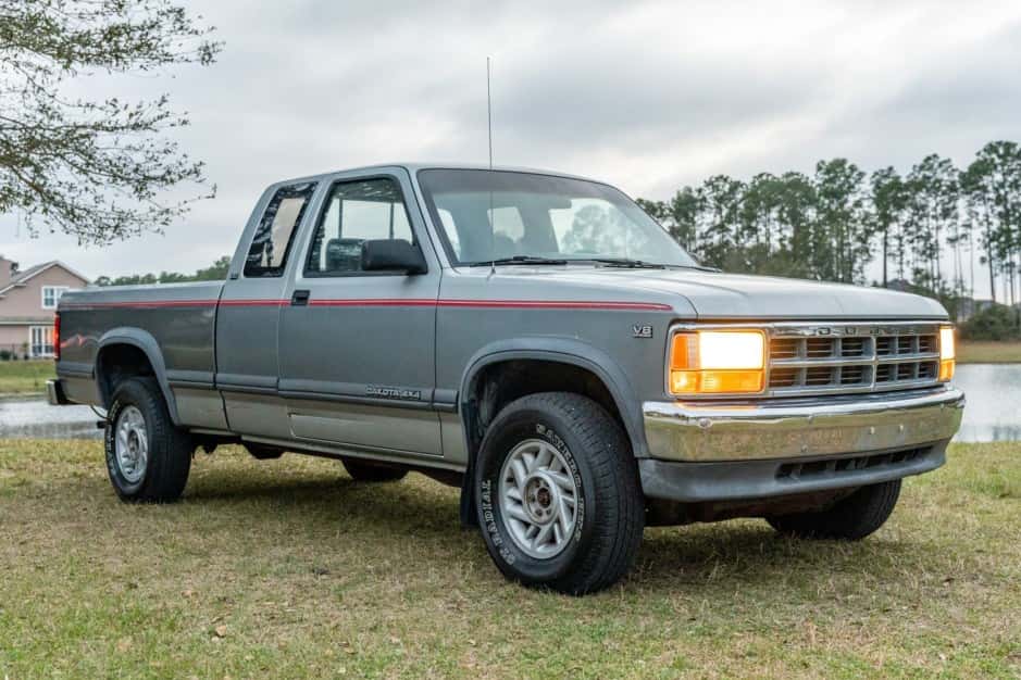 1991 Dodge Dakota (1987-1996) sold for $8,000