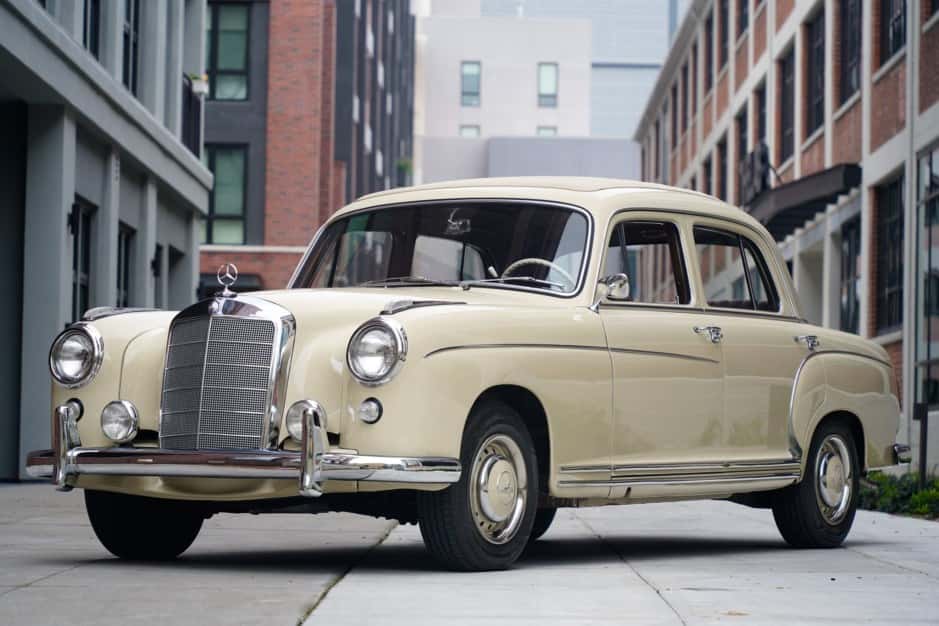 1959 Mercedes-Benz Ponton sold for $39,000