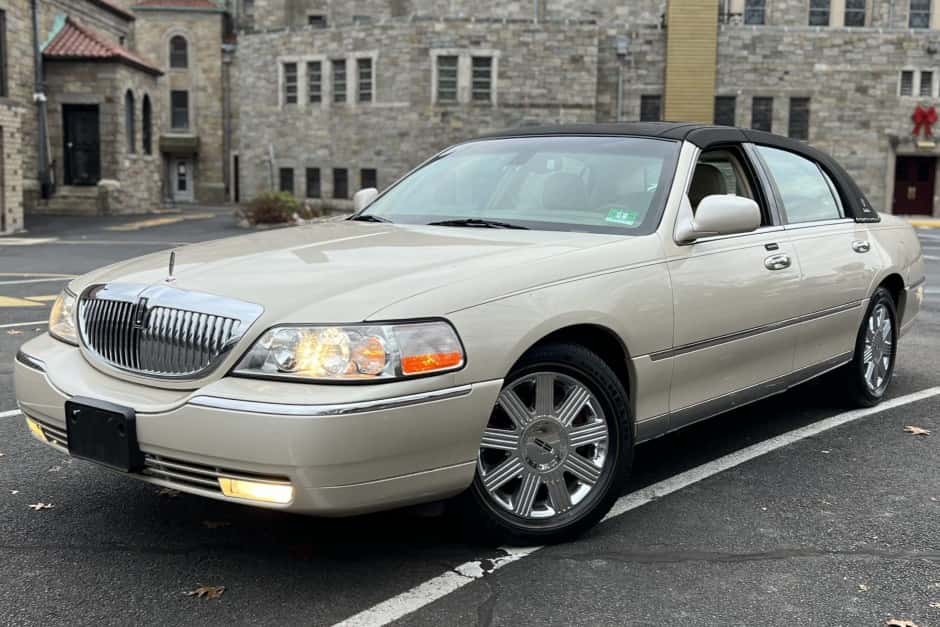 2003 Lincoln Town Car sold for $7,000