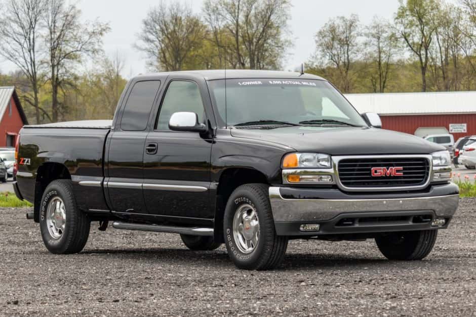 2002 GMC Sierra (GMT800 1999-2007) sold for $31,500