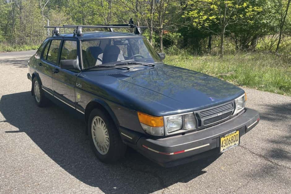 1985 Saab 900 sold for $5,350