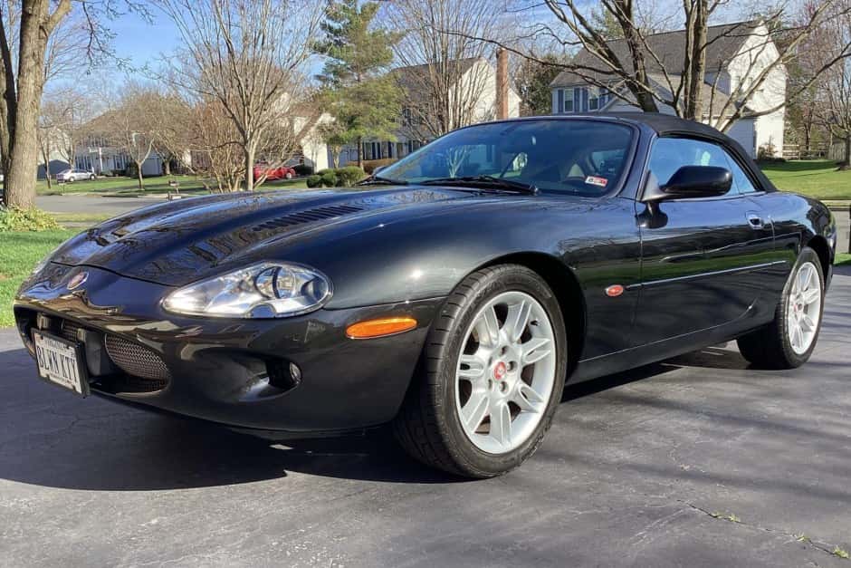 2000 Jaguar XKR sold for $8,100