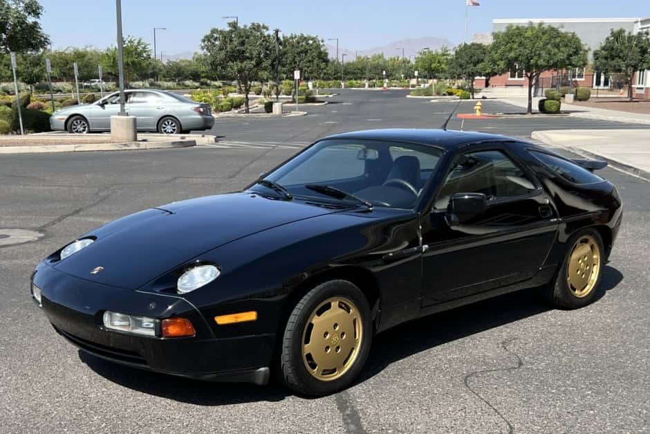 1990 Porsche 928 sold for $10,500