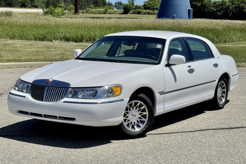 2000 Lincoln Town Car sold for $15,000