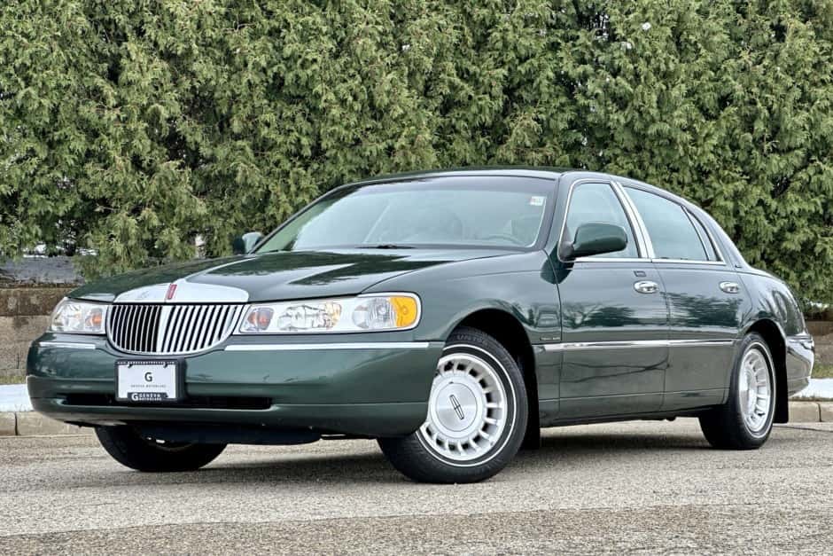 1999 Lincoln Town Car sold for $9,850