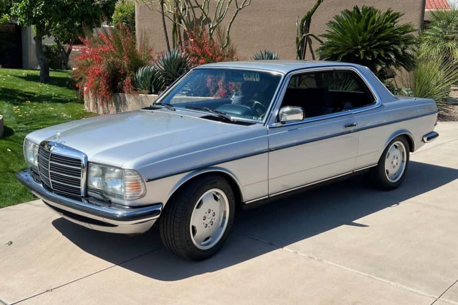 1981 Mercedes-Benz W123 sold for $11,500