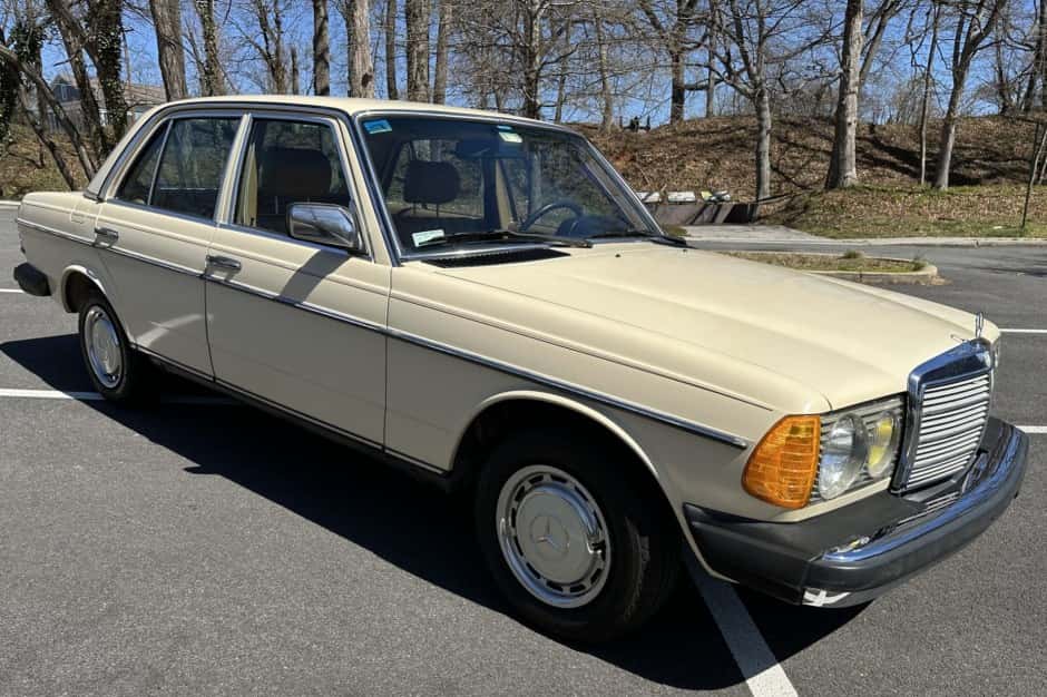 1982 Mercedes-Benz W123 sold for $9,600
