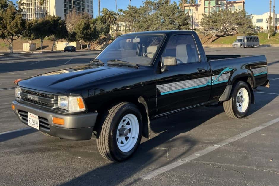 1990 Toyota Pickup (N80/90/100/110 1989-1997) sold for $10,000